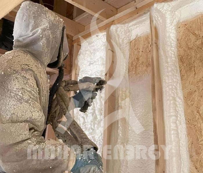 عایق فوم پلی یورتان پاششی در محل